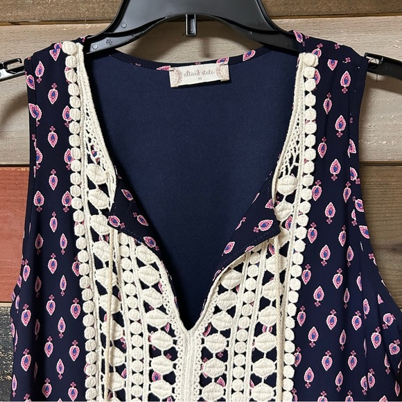 Boho Chic Sleeveless Dress with Lace Detail - Picture 2 of 3